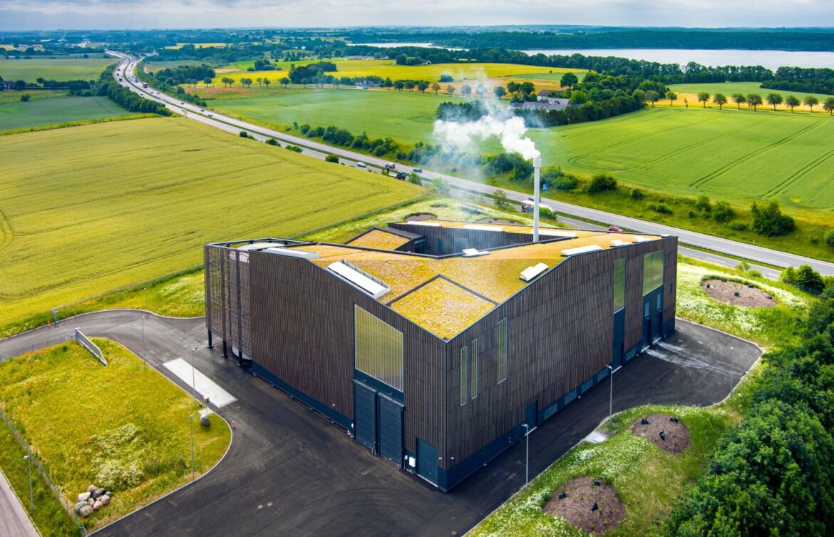 the 12 MWth / 1 MWe cogeneration Sorø Bioenergy Plant from the article by Dall Energy on page 3. You see only pure steam rising from the chimney. Photographer: Steen Knarberg