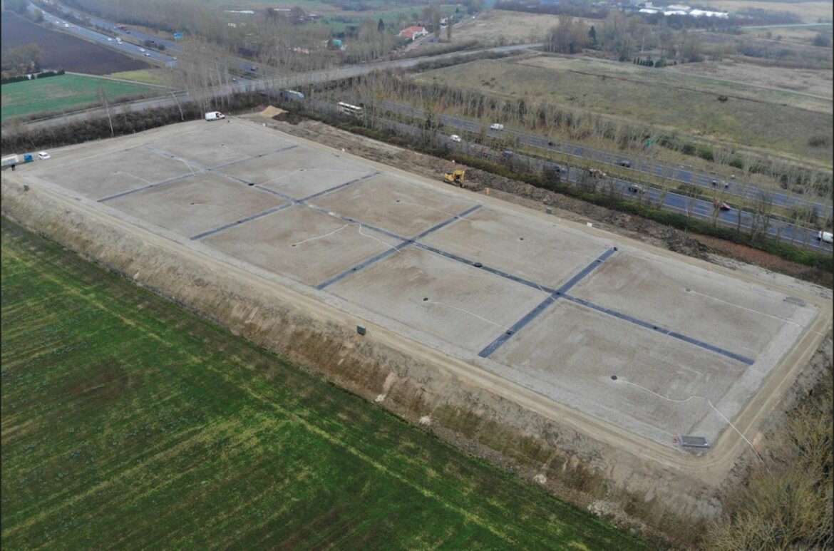 Figur 1. FLEX-TES_PTES Aerial view of the Pit Thermal Energy Storage in Høje Taastrup (Denmark), finished in 2022 and commissioned in 2023. Photo: Ioannis Sifnaios