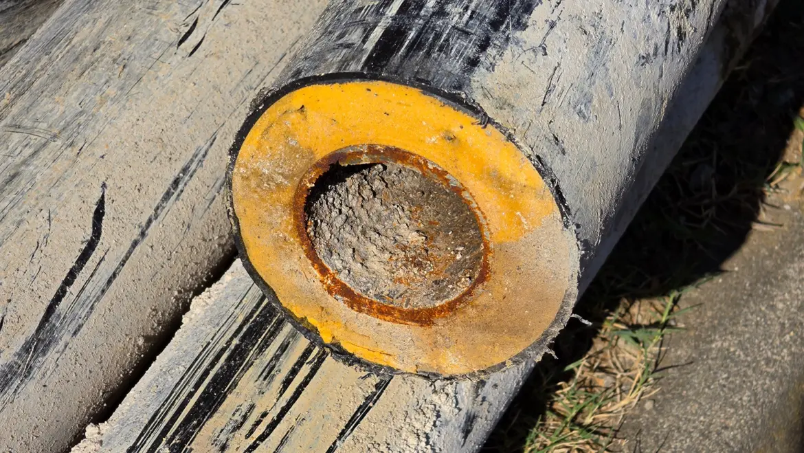 Old-district-heating-pipe_background-picture